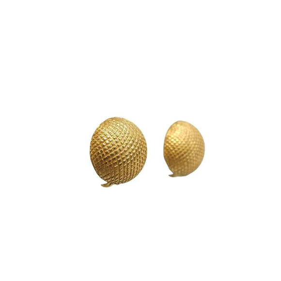 Trifari Textured Dome Earrings Clip on Closure Gold Tone Vintage - Picture 2 of 6